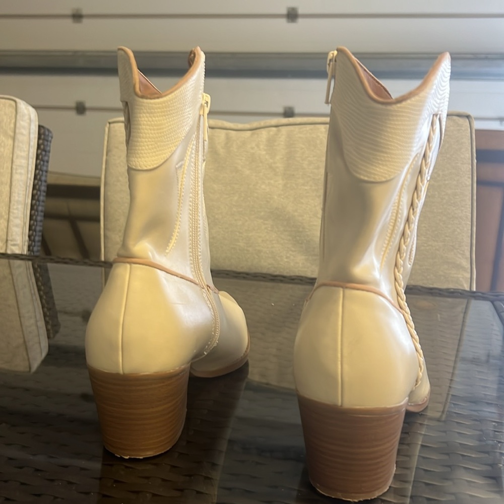 Universal Thread (Target) White Booties - image 2